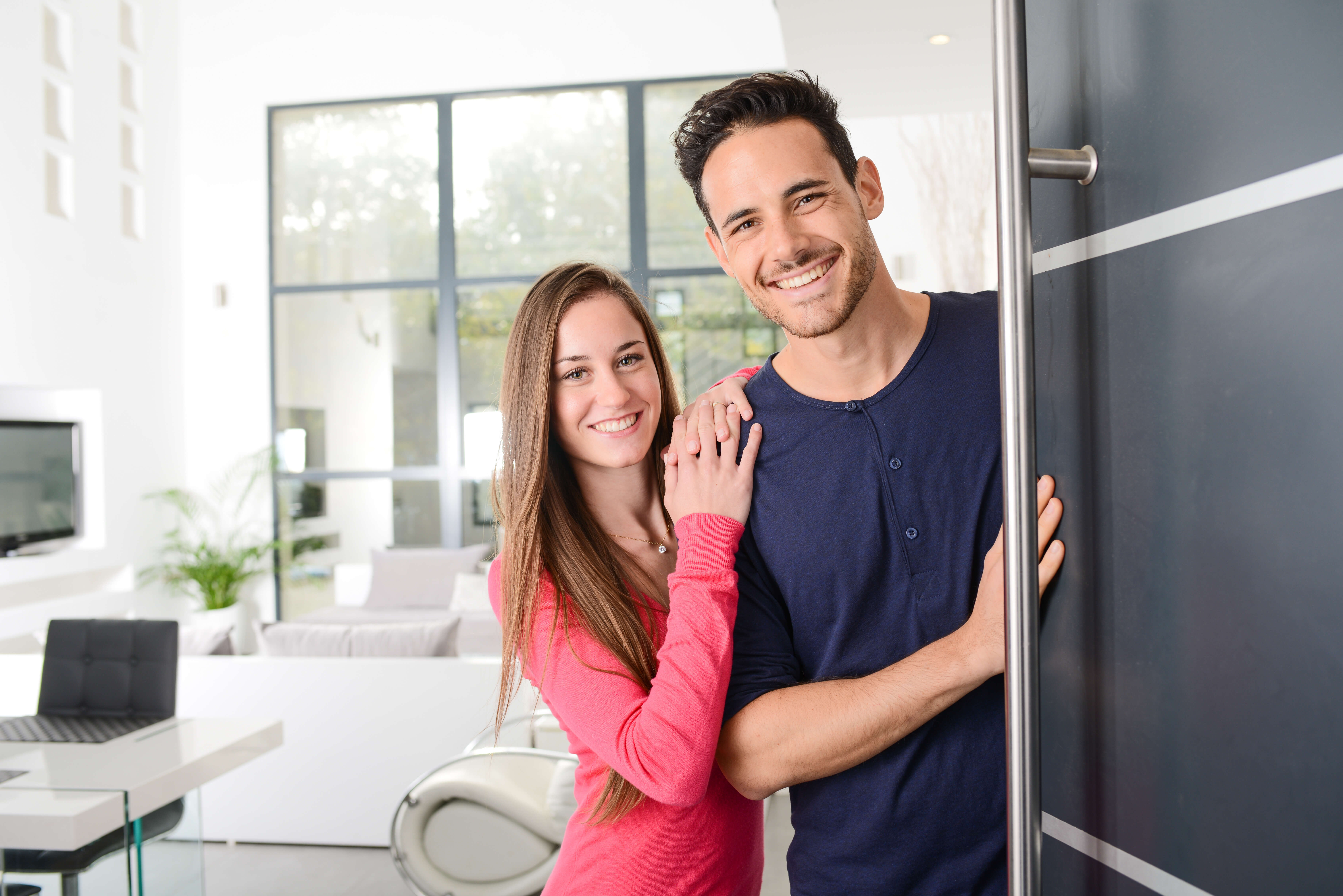 Couple de nouveaux acheteurs, heureux d'avoir acheter leur première maison.